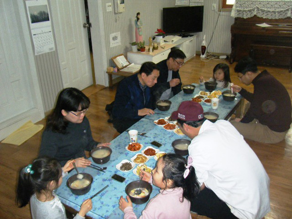 점심으로 준비해온 맛있는 음식들과 떡국 식사 모습 사진